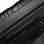 Detail of the side handle and GYL logo on the red Signature suitcase. #couleur_noir
