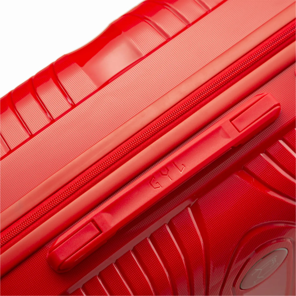 Detail of the side handle and GYL logo on the red Signature suitcase. #couleur_red