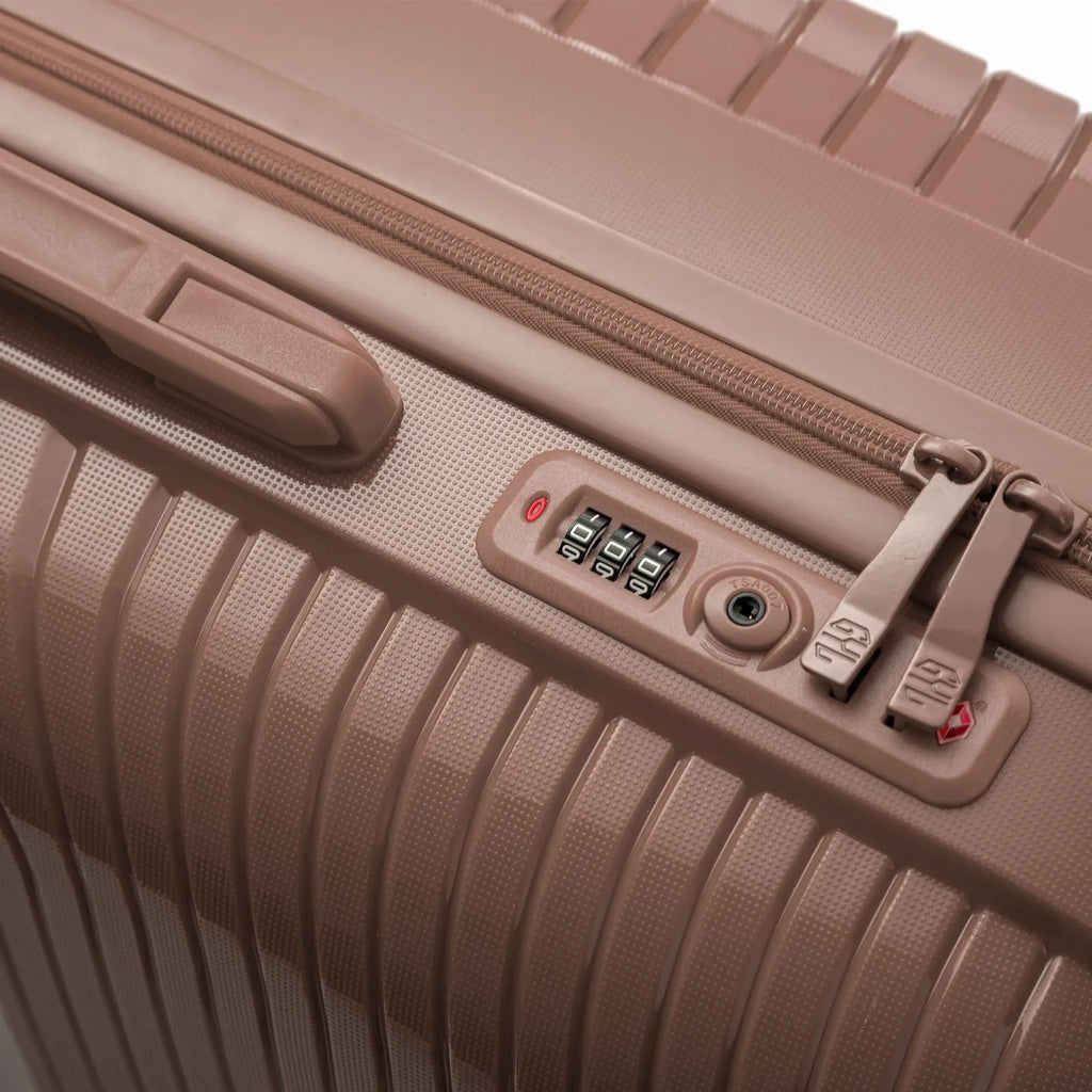 Detail of the integrated TSA lock and zippers on the champagne Signature suitcase. #couleur_champagne
