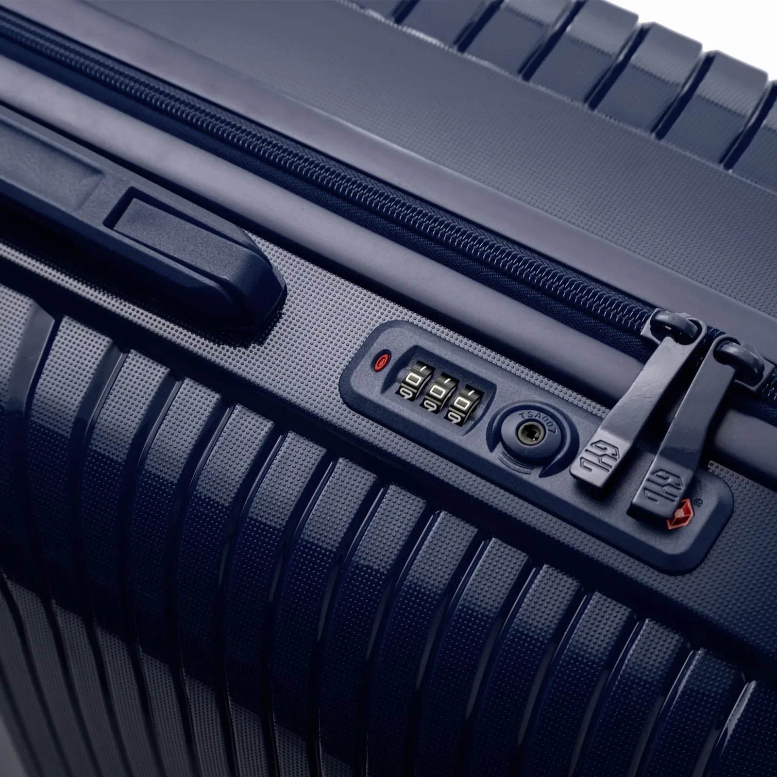 Detail of the integrated TSA lock and zippers on the navy Signature suitcase. #couleur_marine