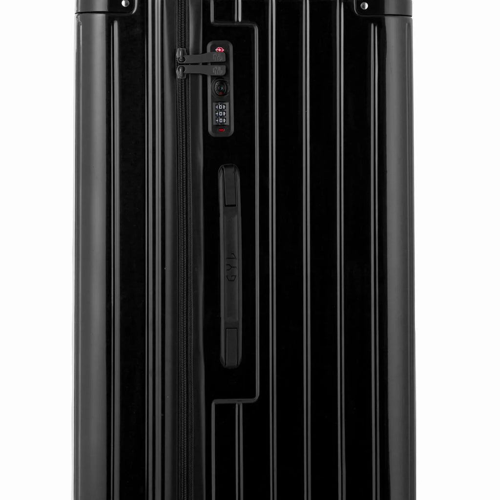 Detail of the TSA lock and side handle on the black trunk suitcase. #couleur_noir