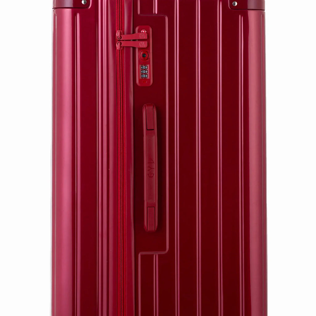 Detail of the TSA lock and side handle on the dark red trunk suitcase. #couleur_red foncé