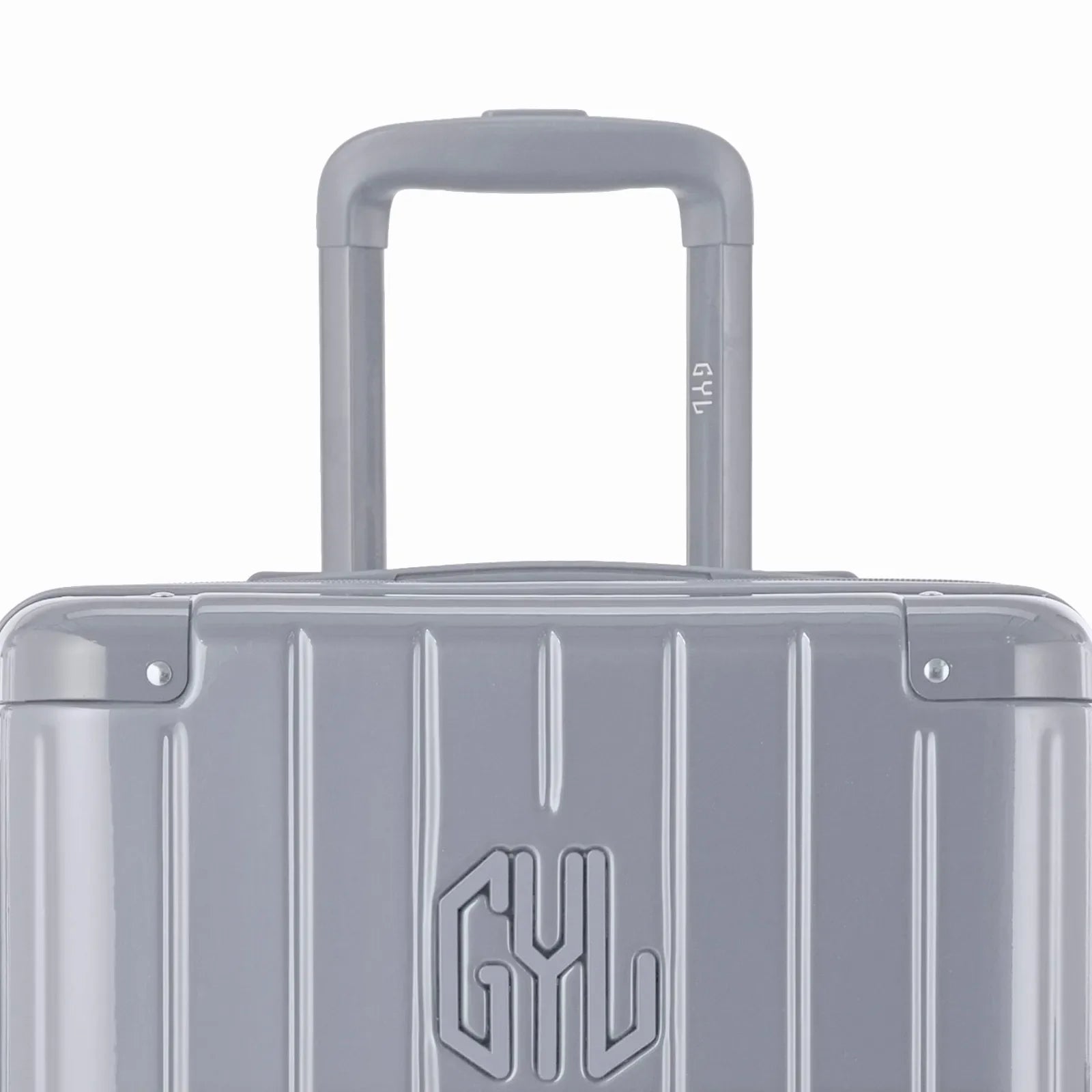 Close-up of the trolley handle and GYL logo on the silver trunk suitcase. #couleur_argent