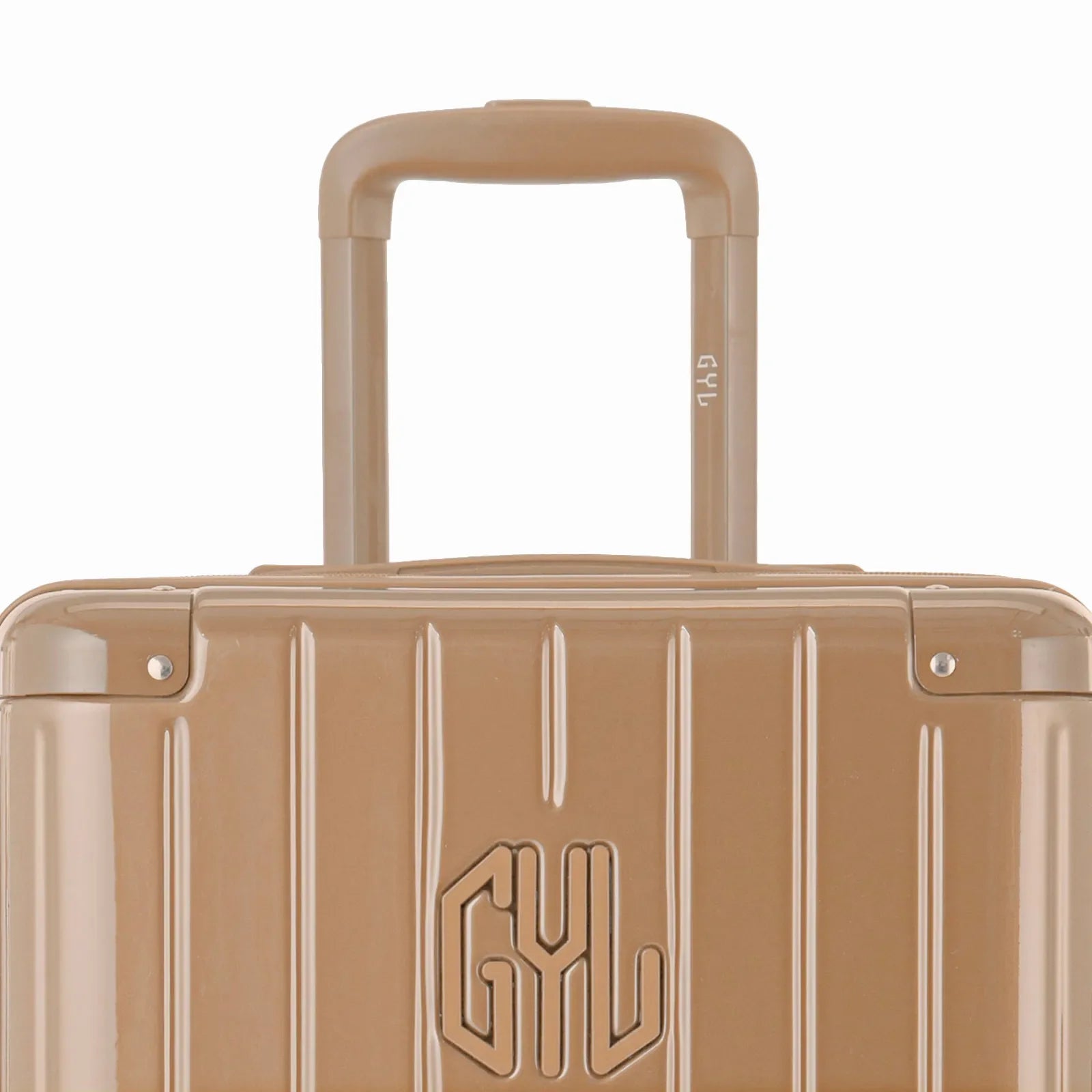 Close-up on the trolley handle and GYL logo of the champagne trunk suitcase. #couleur_champagne