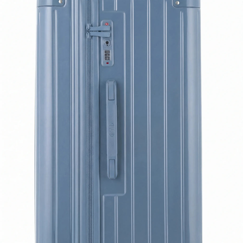 Detail of the TSA lock and side handle on the grey-blue trunk suitcase. #couleur_bleu grisé