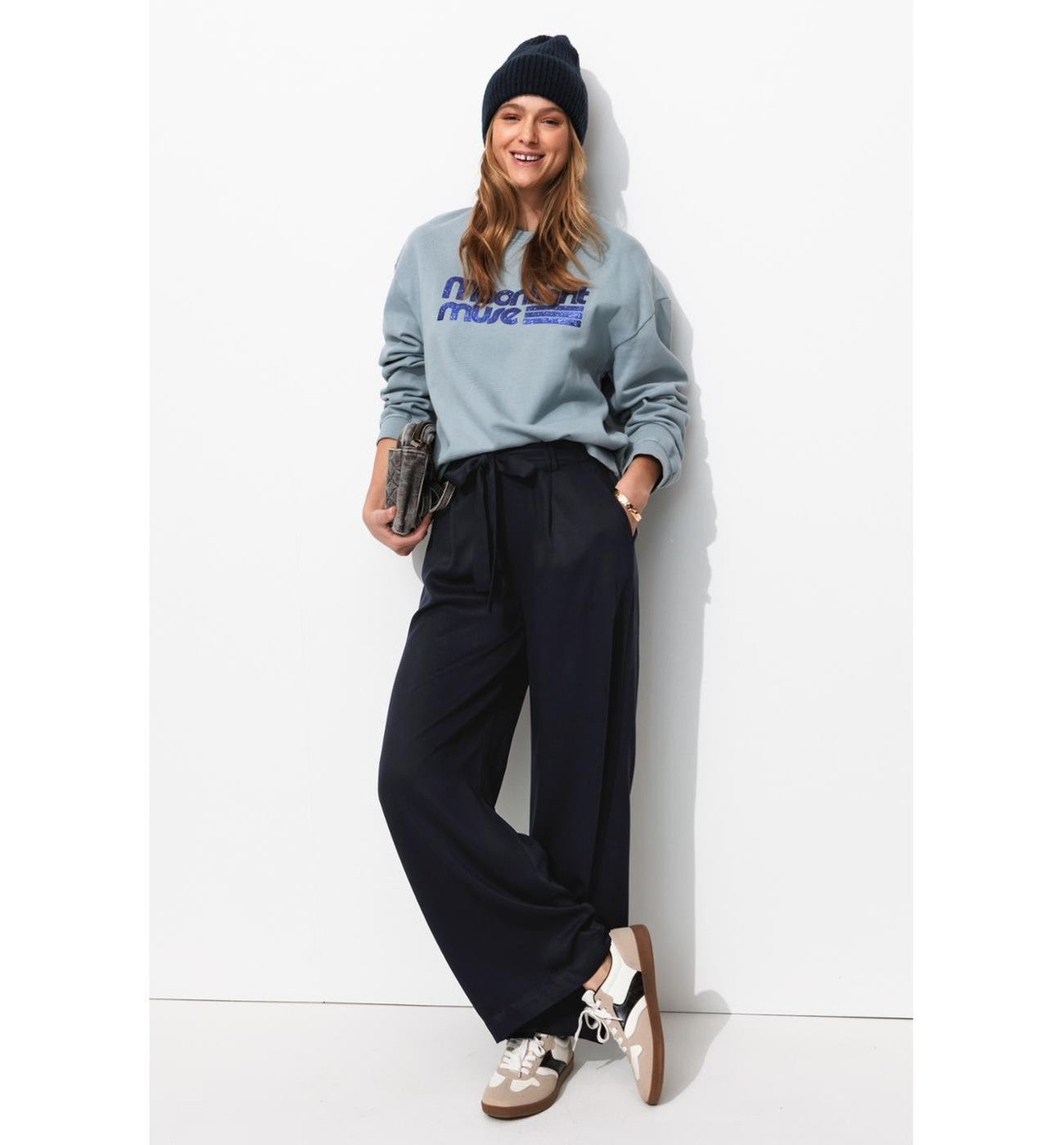 Pantalón de mujer ancho y fluido liso azul oscuro