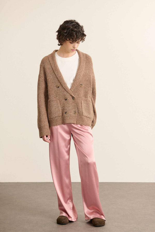 Gilet à la fermeture croisée avec bouton effet corne placé sur le côté, ajoutant une touche originale à la silhouette.