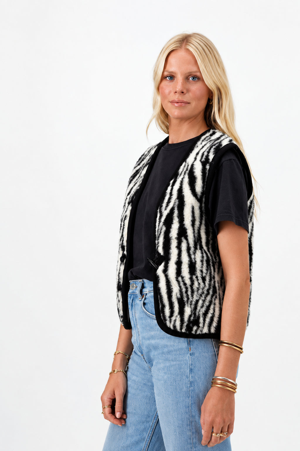 Aermelos_vest_lammeskind_dame_zebra_studie