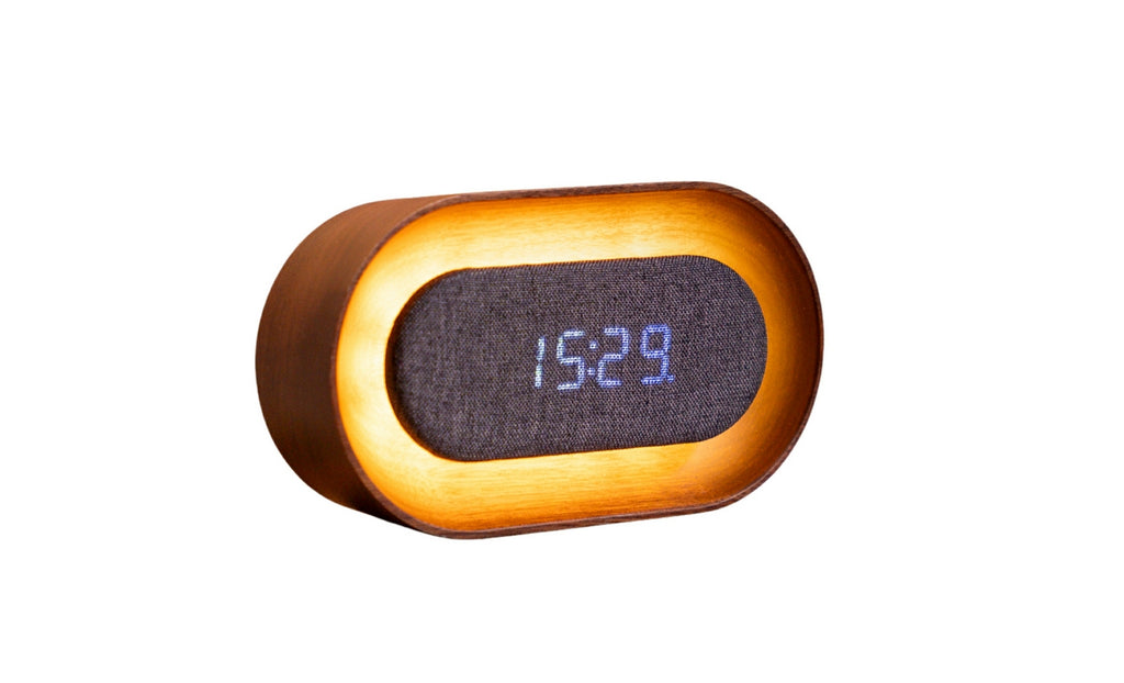 Gingko Design – Lumos Uhr - Oval Walnuss, digitaler Holzwecker mit Zeitanzeige vor grauem Hintergrund