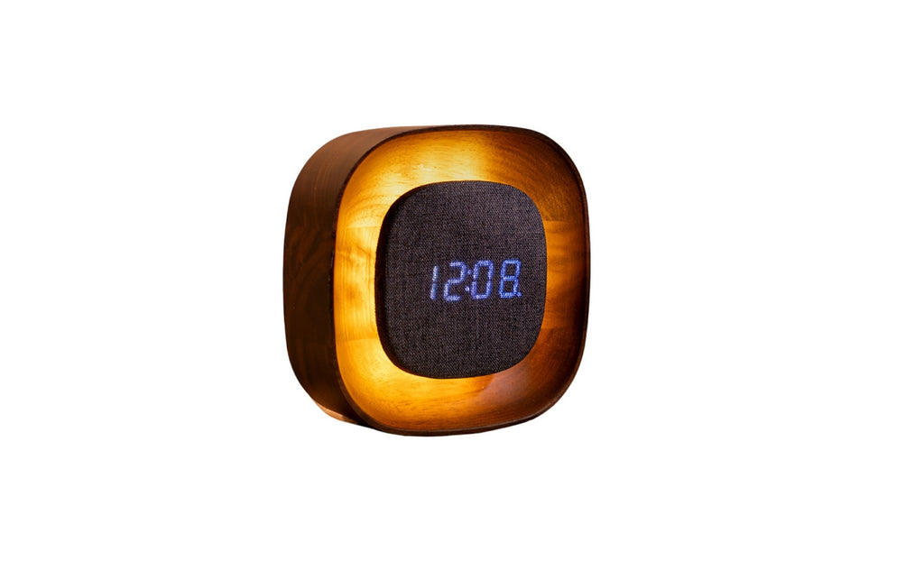 Gingko Design – Orologio Lumos - Quadrata Noce, sveglia digitale in legno marrone chiaro e tessuto grigio scuro