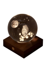 Gingko Design – Amber Crystal Light - Uil en Maan, glazen bol met een uil en de maan op een houten voet