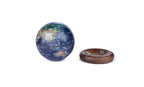 Gingko Design – Lampe Globe Atlas - Bleu Foncé / Socle Noyer - Mini, globe terrestre bleu et vide-poche en bois sur fond blanc