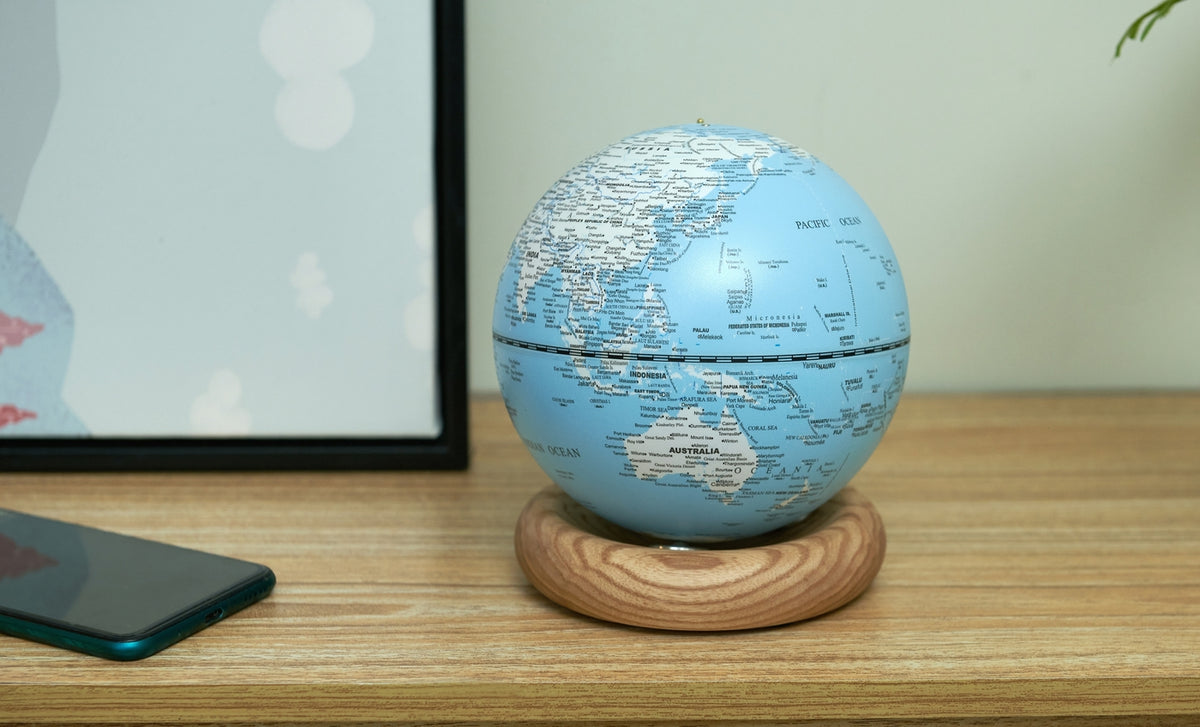 Gingko Design – Lampada Mappamondo Atlas - Blu Chiaro / Base Frassino Bianco - Mini, mappamondo blu posato su una base in legno
