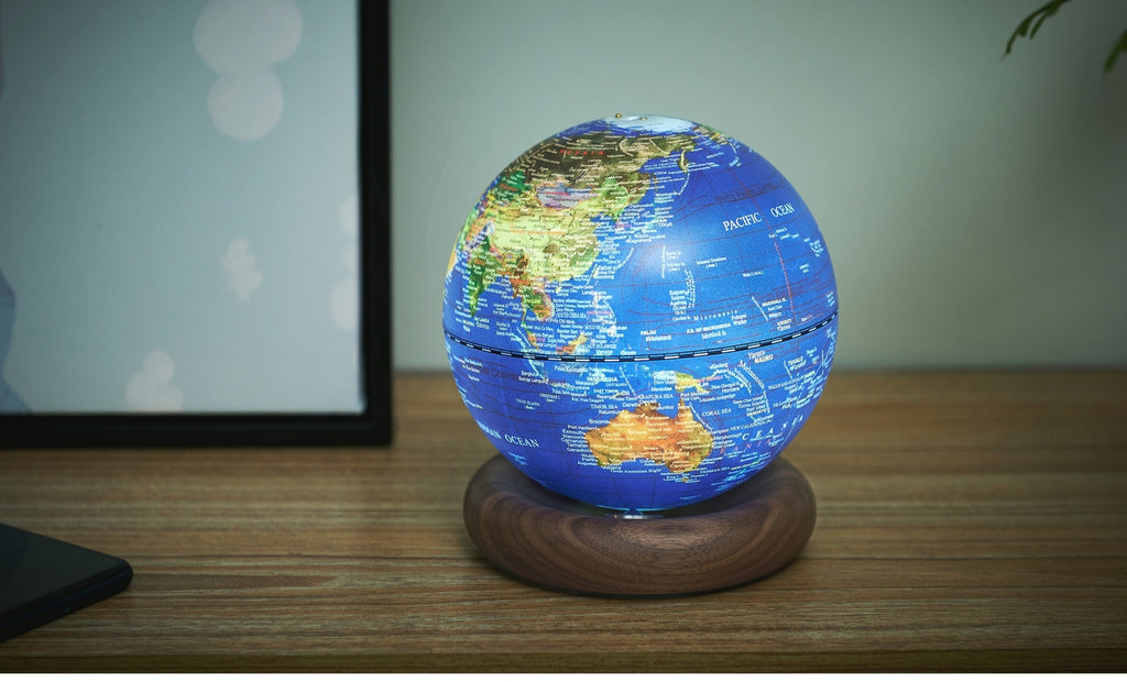 Gingko Design – Lampe Globe Atlas - Bleu Foncé / Socle Noyer - Mini, globe terrestre bleu lumineux posé sur un socle en bois