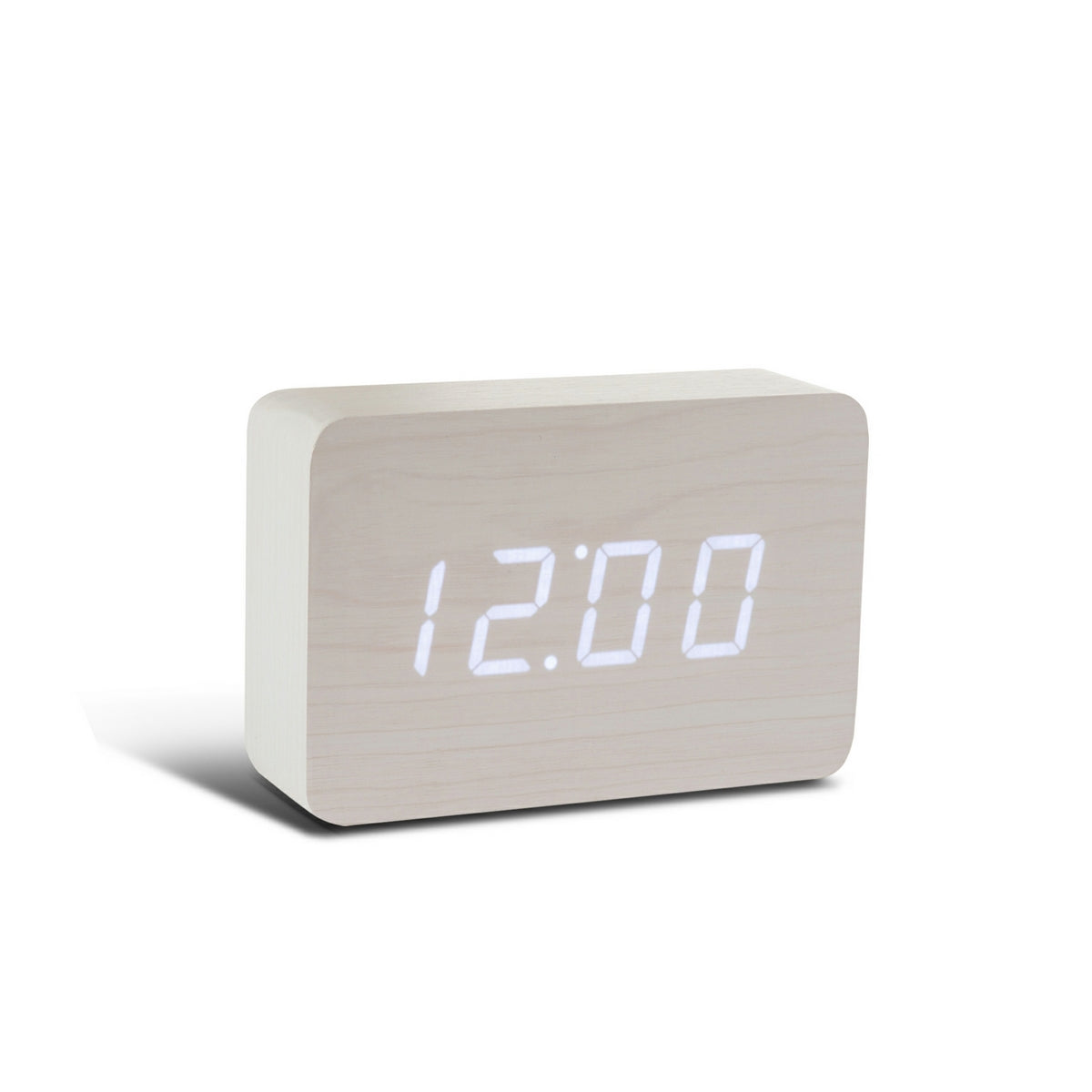Gingko Design – Despertador Brick Click - Blanco / LED Blanco, despertador digital rectangular de madera clara que muestra la hora 12:00