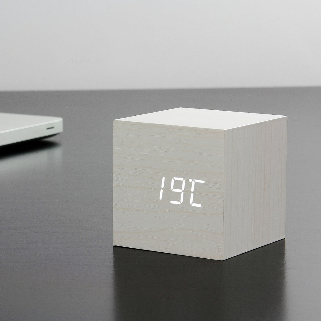 Gingko Design – Sveglia Wooden Cube Click - Bianco / LED Bianco, sveglia digitale in legno chiaro che mostra la temperatura su una scrivania