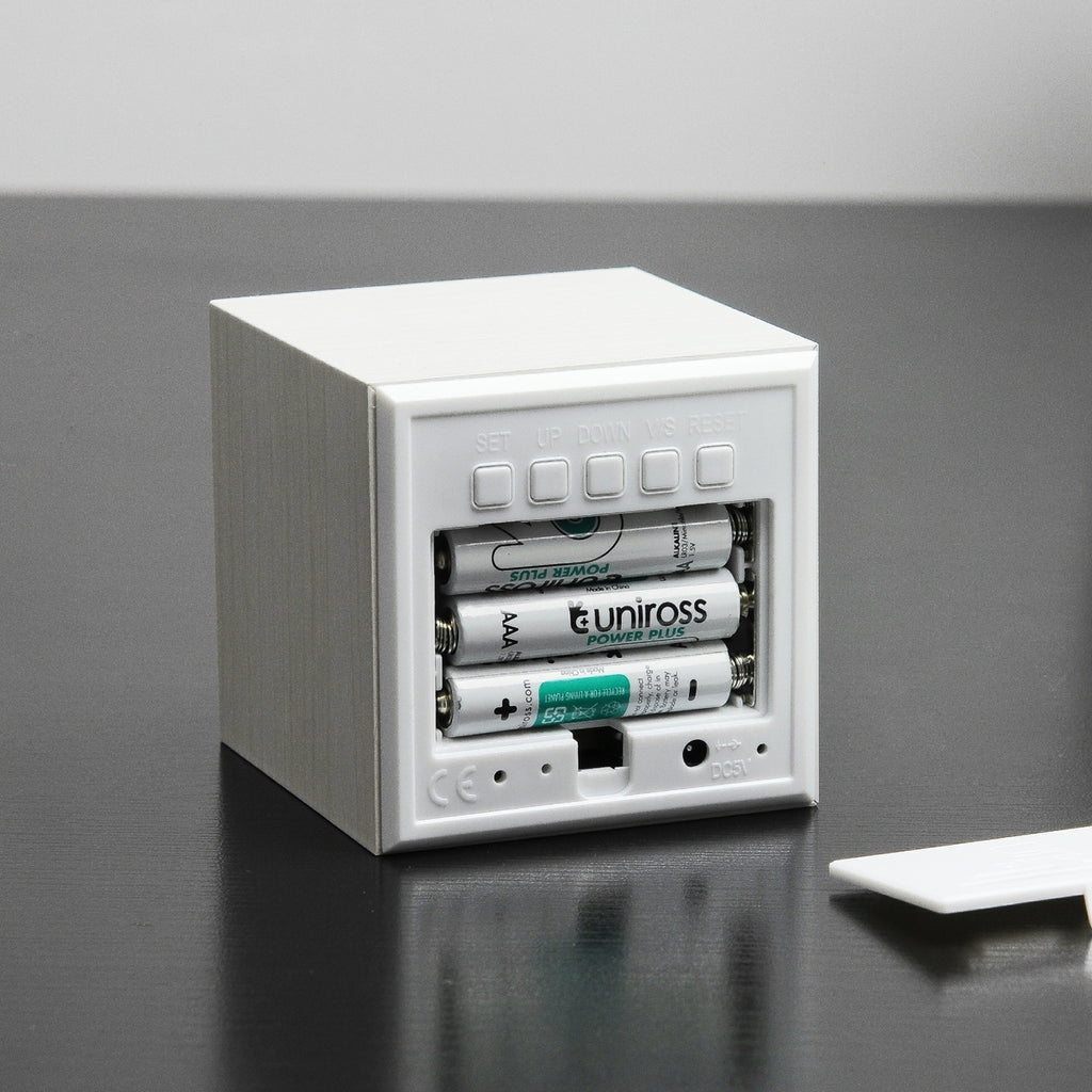 Gingko Design – Sveglia Wooden Cube Click - Bianco / LED Bianco, vista posteriore di una sveglia bianca con le batterie a vista