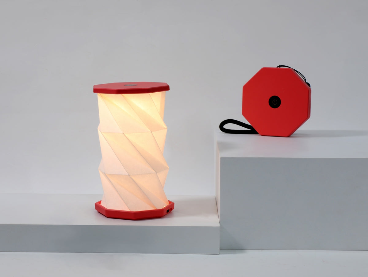 Gingko Design – Lumière Twist Hexagon - Rouge Corail - Mini, lampe de table rouge et blanche, pliée et dépliée, sur fond blanc