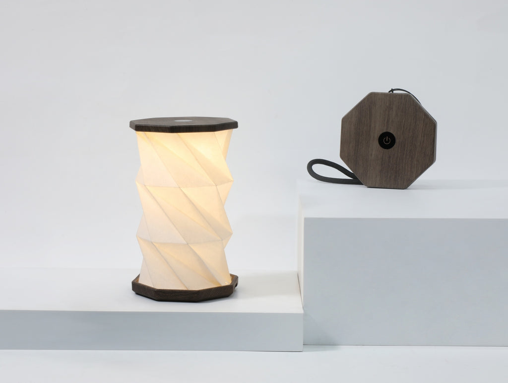 Gingko Design – Lumière Twist Hexagon - Noyer Flotté - Mini, lampe pliable en accordéon allumée et son socle en bois foncé