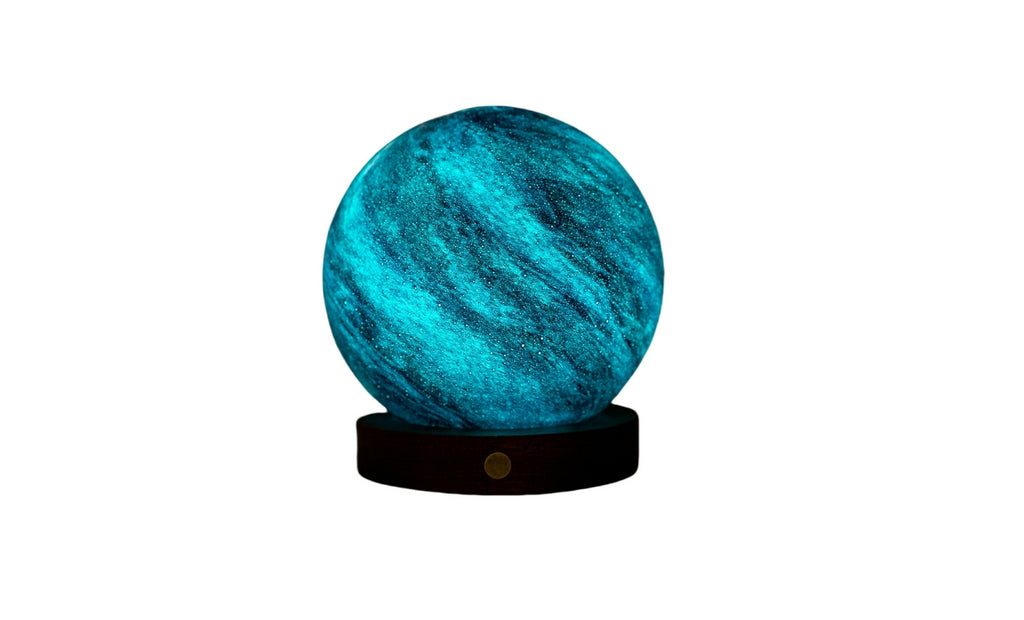 Gingko Design – Astraglass-lys - Galaxy Breeze - 2 Størrelser, kugleformet lysende blå sengelampe på træfod