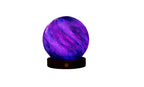 Gingko Design – Astraglass-lys - Galaxy Breeze - 2 Størrelser, kugleformet lilla og lyserød sengelampe på en træfod