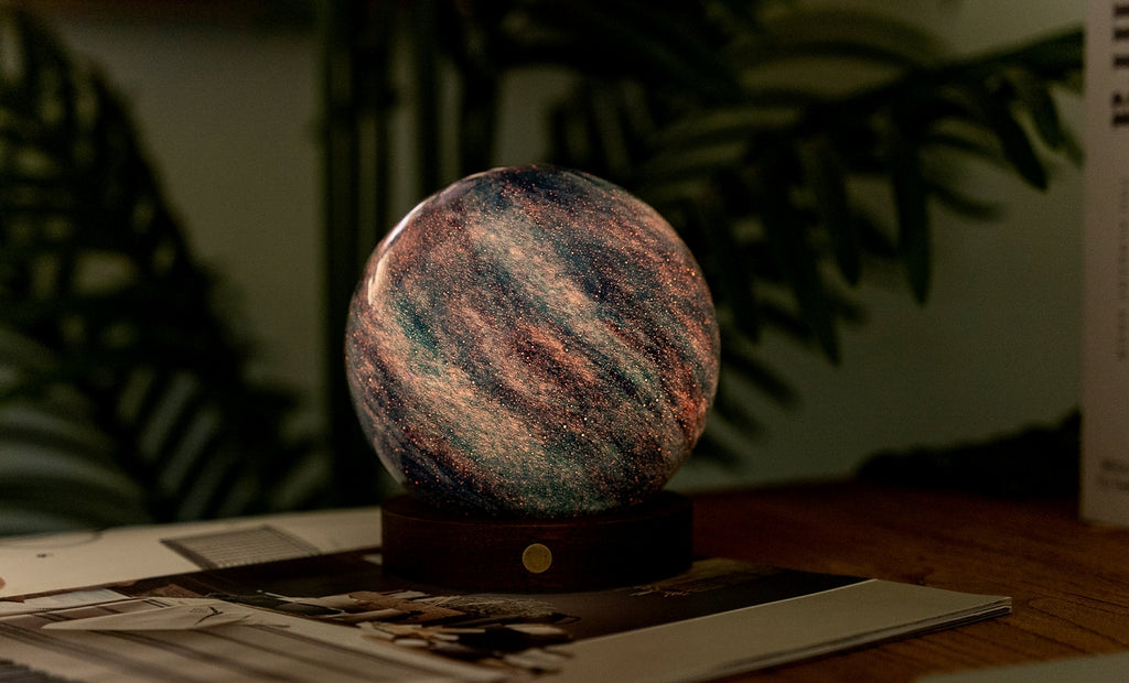 Gingko Design – Astraglass-lys - Galaxy Breeze - 2 Størrelser, kugleformet flerfarvet bordlampe på en træfod