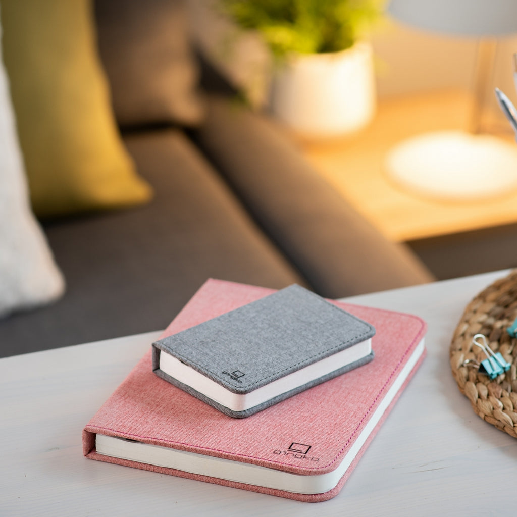 Gingko Design – Lampe Smart Book LED - Lin Rose Poudré - 2 Tailles, deux carnets de notes, un rose et un gris, posés sur une table