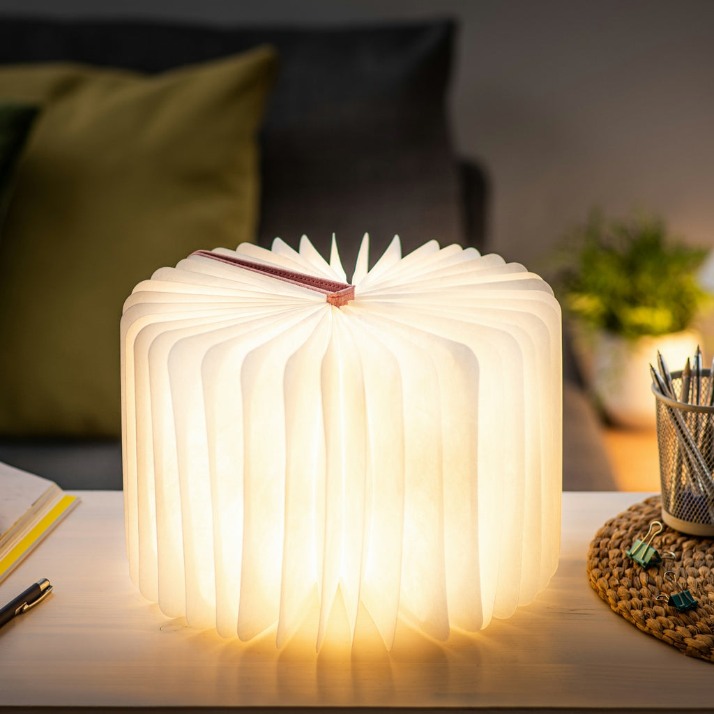 Gingko Design – Lampe Smart Book LED - Lin Rose Poudré - 2 Tailles, lampe de table en forme de livre ouvert, éclairant une pièce sombre