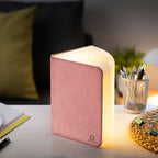 Gingko Design – Lampe Smart Book LED - Lin Rose Poudré - 2 Tailles, lampe livre rose ouverte posée sur un bureau, lumière chaude