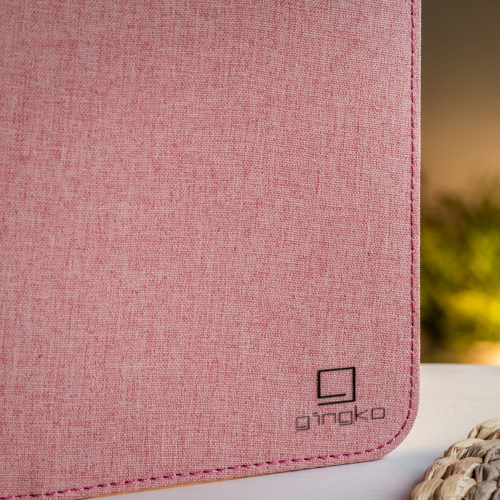 Gingko Design – Lampe Smart Book LED - Lin Rose Poudré - 2 Tailles, gros plan sur la texture d'un tissu rose avec un logo discret