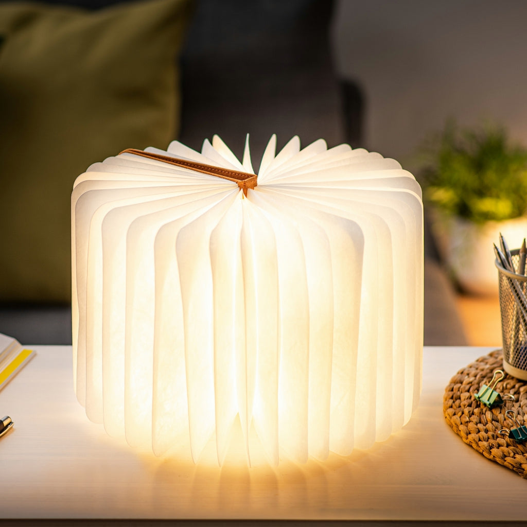 Gingko Design – Smart Book LED-lampe - Orange Harmony-hør - 2 størrelser, åben lysende boglampe på et skrivebord, varm stemning