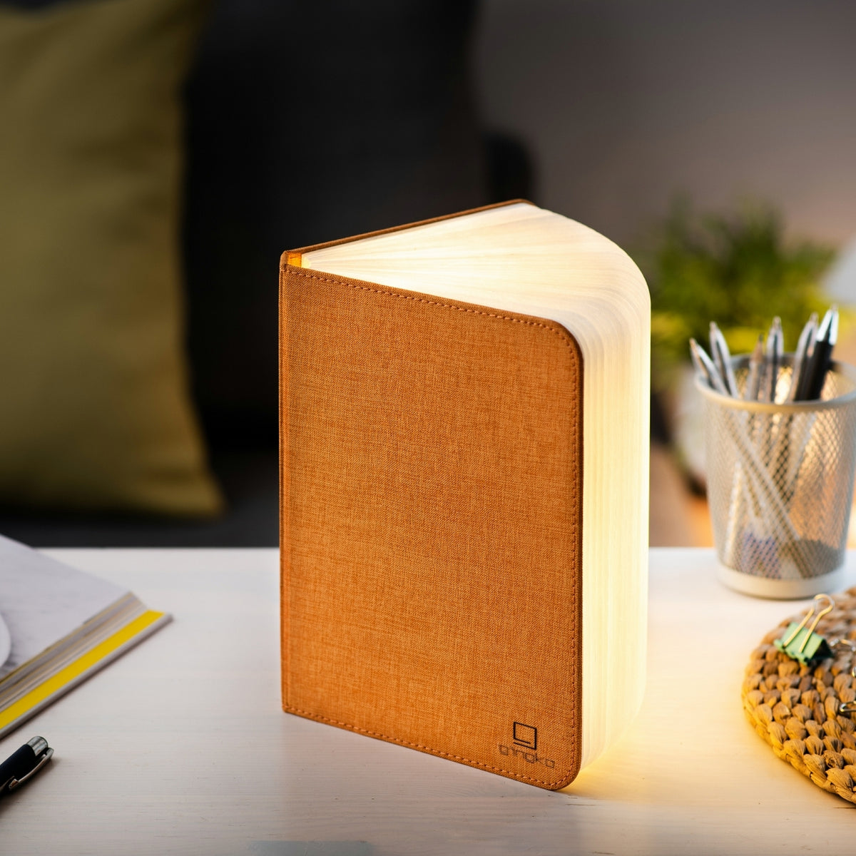 Gingko Design – Smart Book LED-lampe - Harmony Orange Hør - 2 Størrelser, bordlampe i form af en åben bog, varmt lys