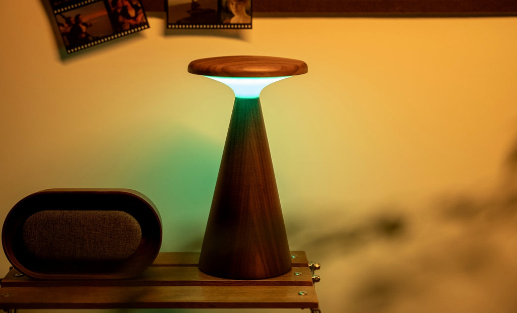 Gingko Design – Lámpara de mesa Sylva - Nogal - 2 tamaños, lámpara de mesa de madera con luz ambiental verde y azul