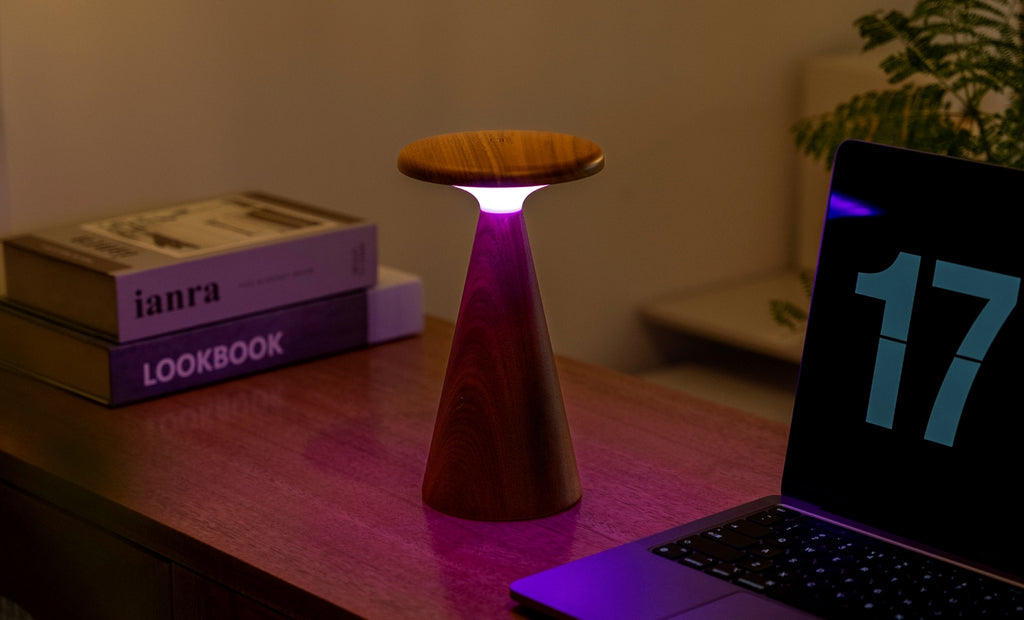 Gingko Design – Lámpara de mesa Sylva - Nogal - 2 tamaños, lámpara de mesa de madera con luz violeta sobre un escritorio