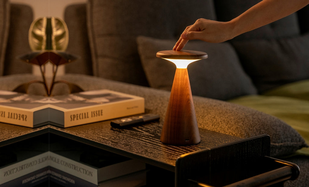 Gingko Design – Lámpara de mesa Sylva - Nogal - 2 tamaños, lámpara de mesa de madera encendida, colocada sobre una mesa de centro