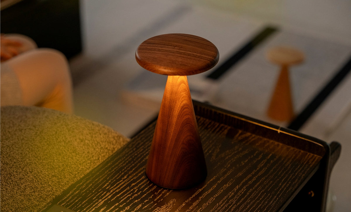 Gingko Design – Lámpara de mesa Sylva - Nogal - 2 tamaños, lámpara de mesa de madera, encendida, sobre una mesita de noche