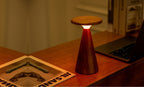 Gingko Design – Lámpara de mesa Sylva - Nogal - 2 tamaños, lámpara de mesa de madera con luz cálida sobre un escritorio de madera