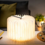 Gingko Design – Lámpara Smart Book LED - Lino Gris Urbano - 2 Tamaños, lámpara de mesa con forma de libro abierto, iluminando una habitación oscura