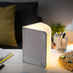 Gingko Design – Lámpara Smart Book LED - Lino Gris Urbano - 2 Tamaños, lámpara libro abierta en un escritorio, luz cálida, ambiente acogedor