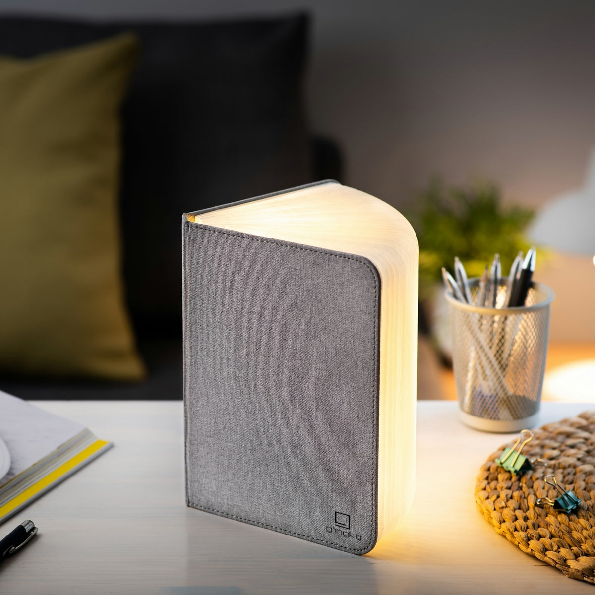 Gingko Design – Lámpara Smart Book LED - Lino Gris Urbano - 2 Tamaños, lámpara libro abierta en un escritorio, luz cálida, ambiente acogedor