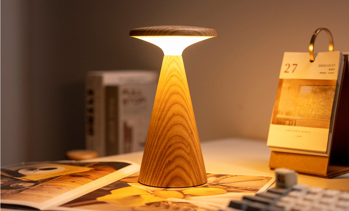 Gingko Design – Lámpara de mesa Sylva - Fresno blanco - 2 tamaños, lámpara de mesa de madera clara encendida sobre un escritorio