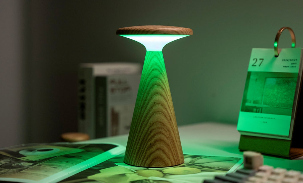Gingko Design – Lámpara de mesa Sylva - Fresno blanco - 2 tamaños, lámpara de mesa de madera con luz verde sobre un escritorio