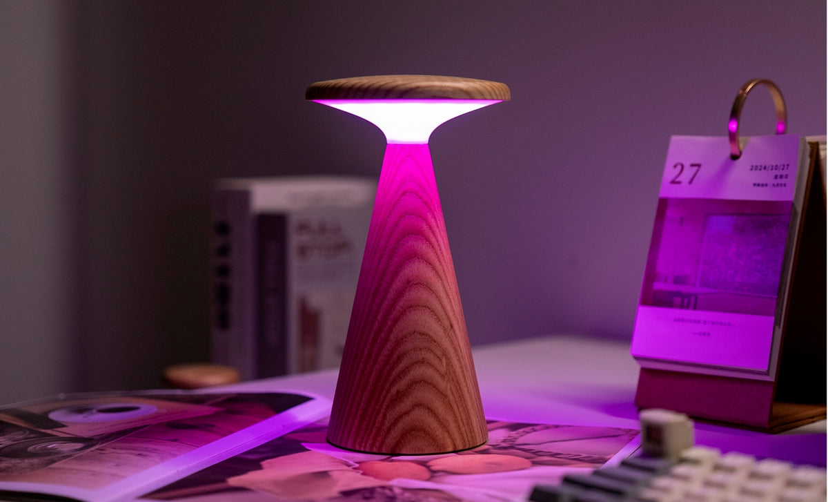 Gingko Design – Lámpara de mesa Sylva - Fresno blanco - 2 tamaños, lámpara de noche de madera con luz violeta sobre una mesita de noche
