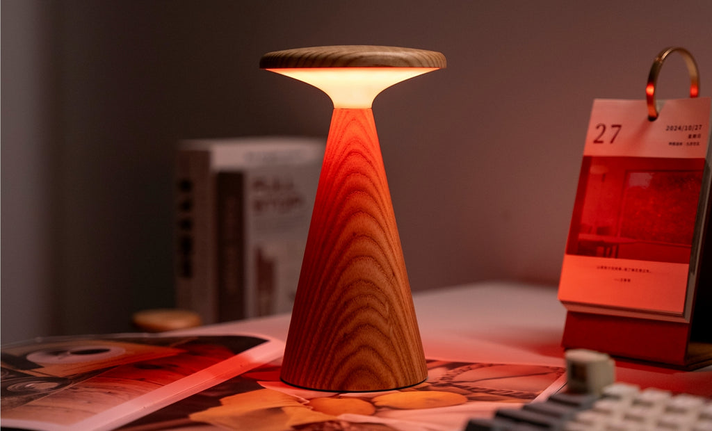 Gingko Design – Lámpara de mesa Sylva - Fresno blanco - 2 tamaños, lámpara de mesa de madera con luz roja sobre un escritorio