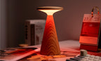 Gingko Design – Lámpara de mesa Sylva - Fresno blanco - 2 tamaños, lámpara de mesa de madera con luz roja sobre un escritorio