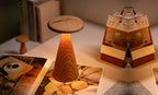 Gingko Design – Lámpara de mesa Sylva - Fresno blanco - 2 tamaños, lámpara de mesa de madera con luz cálida, colocada sobre un libro abierto