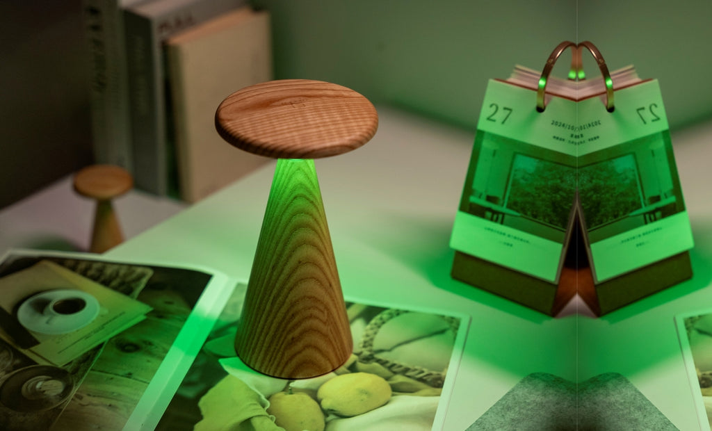 Gingko Design – Lámpara de mesa Sylva - Fresno blanco - 2 tamaños, una lámpara de madera con luz verde y un calendario