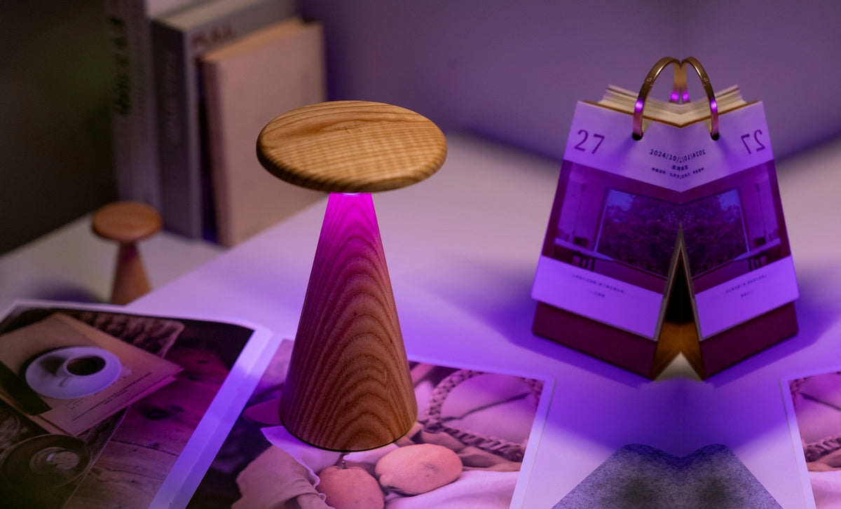 Gingko Design – Lámpara de mesa Sylva - Fresno blanco - 2 tamaños, lámpara de mesa de madera con luz violeta, calendario y libros