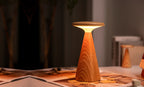 Gingko Design – Lámpara de mesa Sylva - Fresno blanco - 2 tamaños, lámpara de mesa de madera clara, encendida, en un interior acogedor
