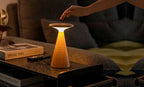 Gingko Design – Lámpara de mesa Sylva - Fresno blanco - 2 tamaños, lámpara de mesa de madera clara, encendida, sobre una mesa de centro